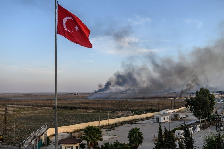  シリアの町タル・アブヤドから上がる煙。トルコ側の国境地帯であるアクチャカレより撮影。（Getty Images）