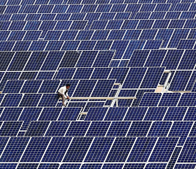 アブダビの太陽光発電所を活用することで、二酸化炭素排出量を年間160万トン削減できる。(AFP)