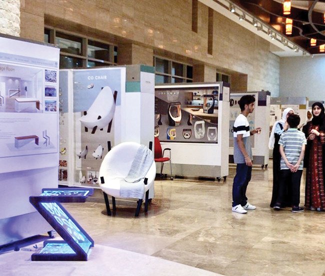 プログラムでは、専門家や教授による講演やワークショップ、学生のプロジェクトの展示会が行われた。(ANによる写真)