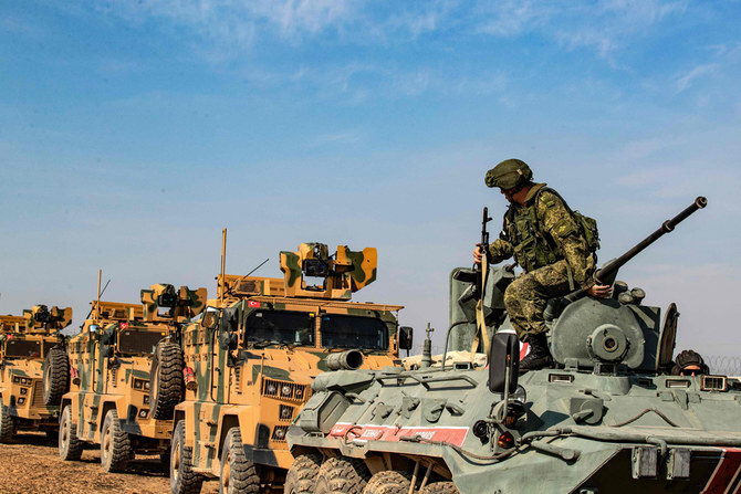 今日トルコはロシアと共同でシリア北部の警備を開始した。両政府間での取り決めに応じて、クルド勢力が重要な国境近くの拠点から撤退したかどうかを確認するためだ。（AFP / デリル・スレイマン）