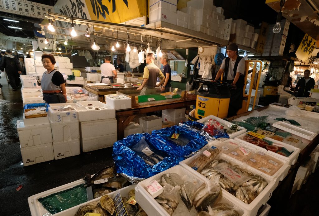 市場では、紅鮭、まぐろ、たこ、かに、いくらといった新鮮な魚介類が人気を博している。(AFP)