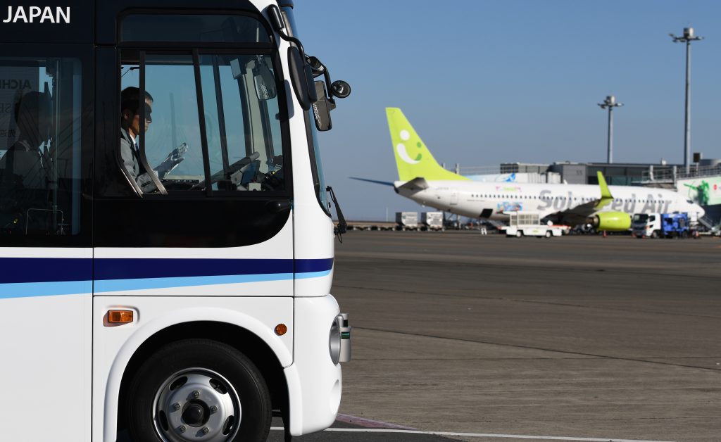 来年開催の東京オリンピックのために日本の羽田空港に押し寄せる来日客は、飛行機の前後の移動に無人バスに乗ることになるかもしれない。(AFP)