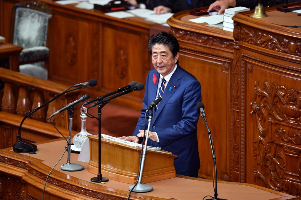 首相主催の「桜を見る会」をめぐる疑惑を引き続き追及するため、今国会会期を４０日間延長する動議を会期末の９日に提出する方針を確認する。(AFP)