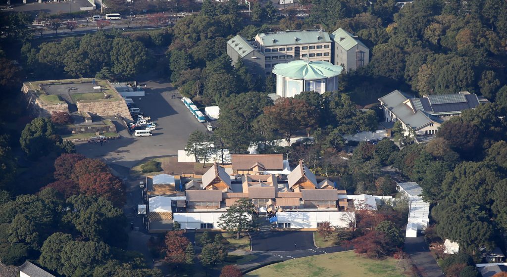 １１月３０日からは紅葉の時期に合わせた皇居・乾通りの一般公開も始まり、両方を見に訪れた人が多かったとみられる。(AFP)