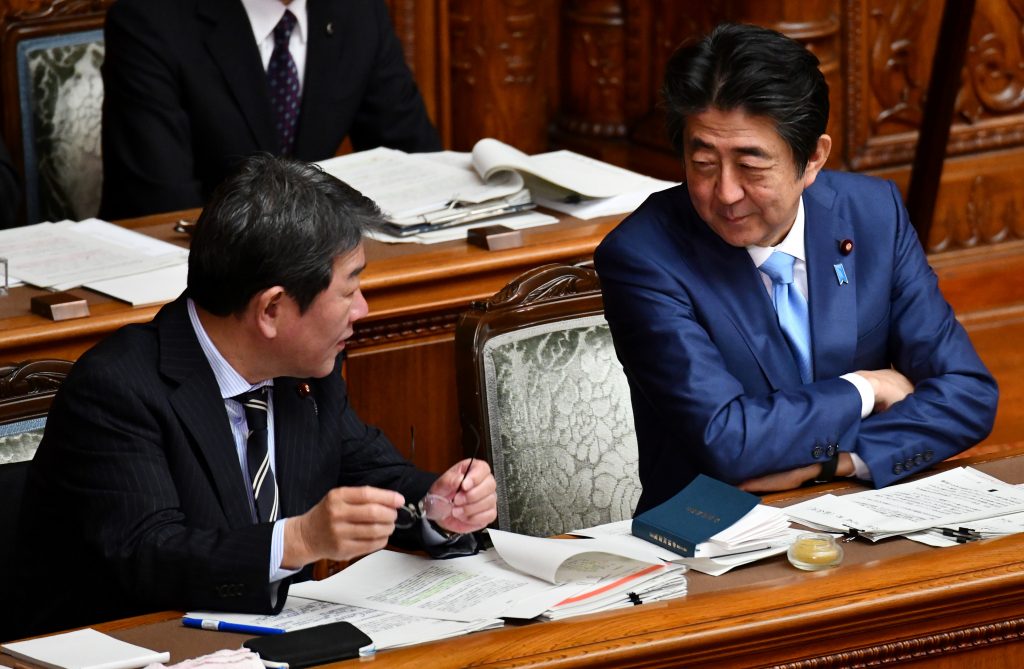２０１８年の政治資金収支報告書を基に、安倍晋三首相と第４次安倍再改造内閣の閣僚の収入を比較したところ、茂木敏充外相が１億５５０２万円で首位となった。(AFP)