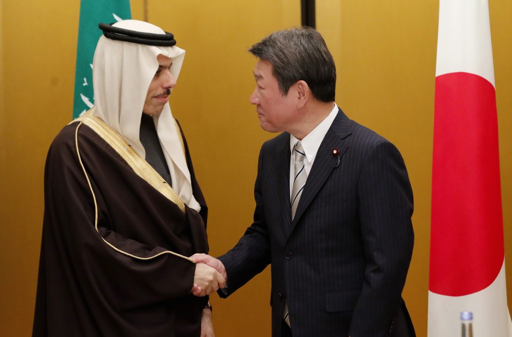 2019年11月22日、名古屋で開催されたG20外相会議でサウジアラビアのファイサル・ビン・ファルハーン外相と握手する日本の茂木敏充外相（右）。
