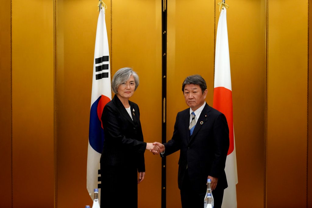 一方、茂木氏は日韓関係悪化の原因となった元徴用工問題に関し、国際法違反の状態を是正するよう重ねて求めた。(AFP)