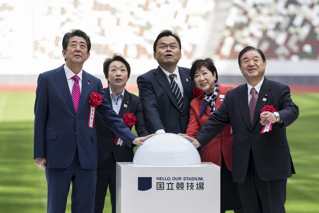 安倍晋三首相や東京都の小池百合子知事、設計を手掛けた建築家の隈研吾氏らが出席。(AFP)