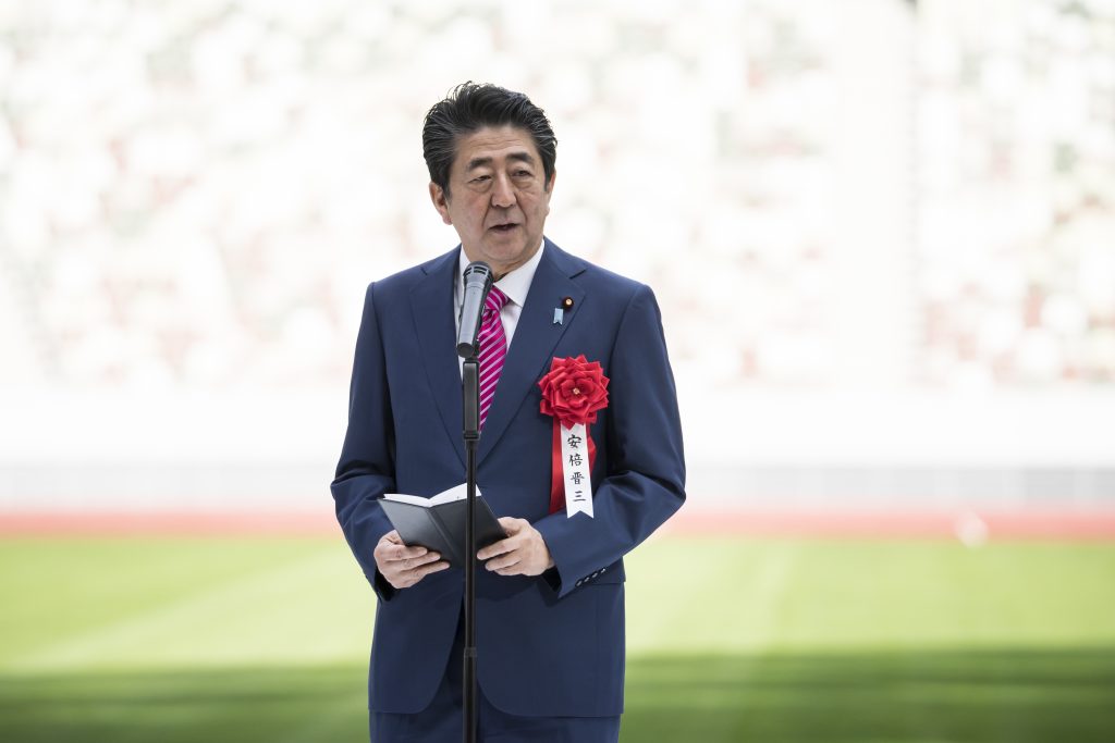 安倍晋三首相や東京都の小池百合子知事、設計を手掛けた建築家の隈研吾氏らが出席。(AFP)