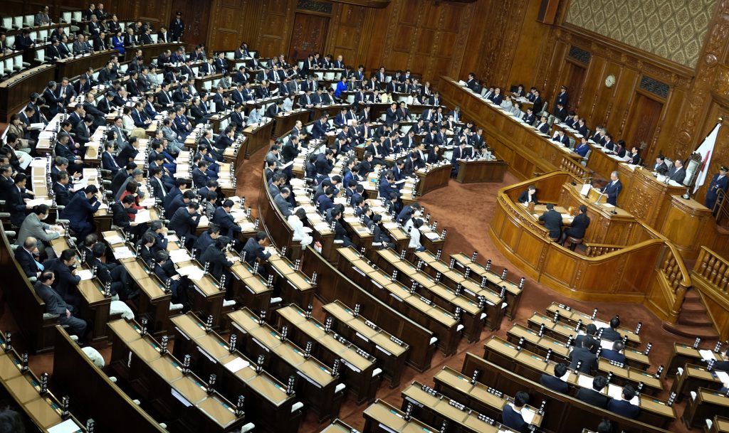 比例単独を含め298人が立候補を予定。前回大勝したため現職が多く、275選挙区で擁立のめどを付けた。(AFP)