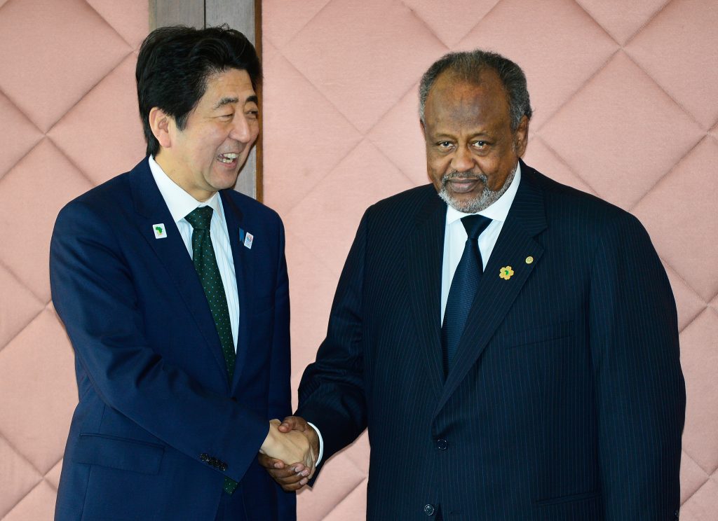横浜(東京近郊)で行われた「アフリカ開発における東京国際会議 (TICAD)」中、二国間会談に先立ち、日本の安倍晋三首相(左)がジブチのイスマイル・オマール・ゲレ大統領を歓迎。2013年6月1日。(AFP)