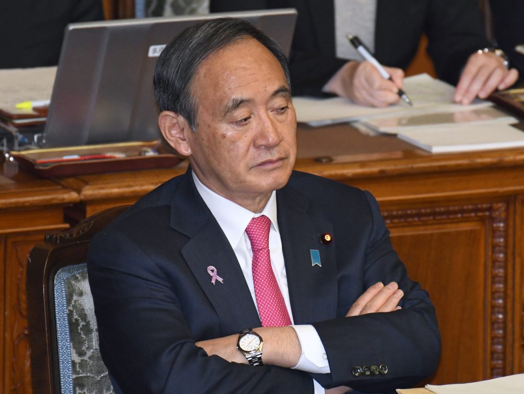 菅義偉官房長官は１６日の記者会見で、北朝鮮が大陸間弾道ミサイル（ＩＣＢＭ）のエンジン燃焼実験とみられる「重大な実験」の実施を発表したことに関し (AFP)