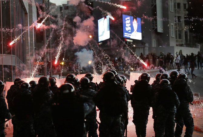 土曜日にベイルート都心部でレバノンの治安警察とヒズボラ支持者の間で衝突が勃発した。 （AP）