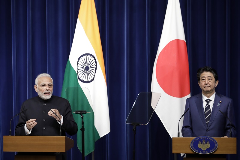日本の安倍晋三首相(右)とインドのナレンドラ・モディ首相。 (AFP/file)