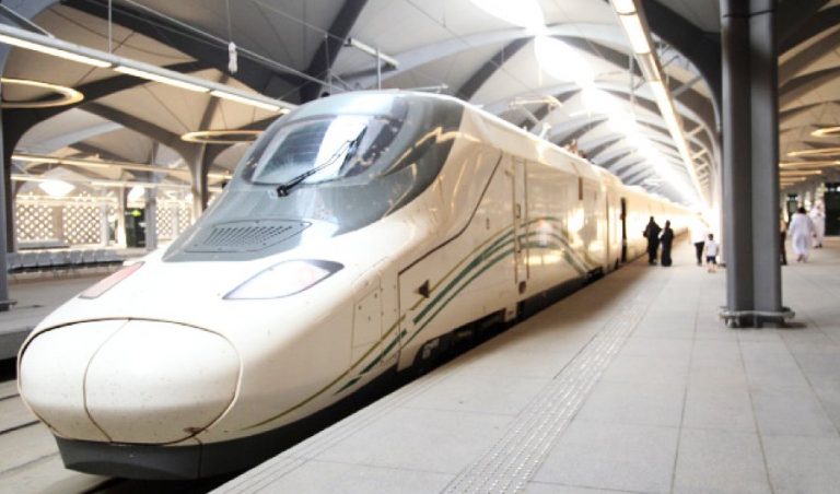 メッカとメディナを結ぶ160億ドルの高速鉄道は、テクノロジーがスマートシティの台頭を促進するものであり、「モビリティ産業」における大きな変化を浮き彫りにする事業である。(AFP)