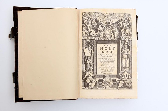 このキリスト教聖典の革製版は、ジェームズ王１世の印刷工だったロバート・ベイカーによって１７世紀に出版された。（提供）