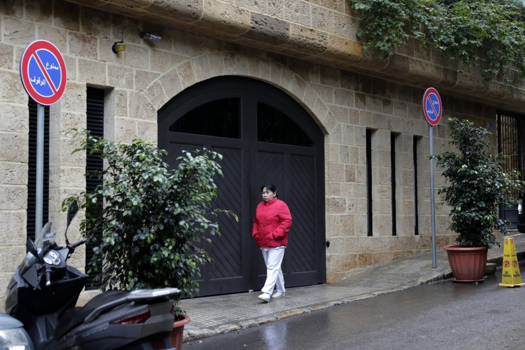 2019年12月31日、裁判所の文書でカルロス・ゴーン氏の所有だとされた、ベイルートの家の前を歩く女性。（AFP）（AFP通信）