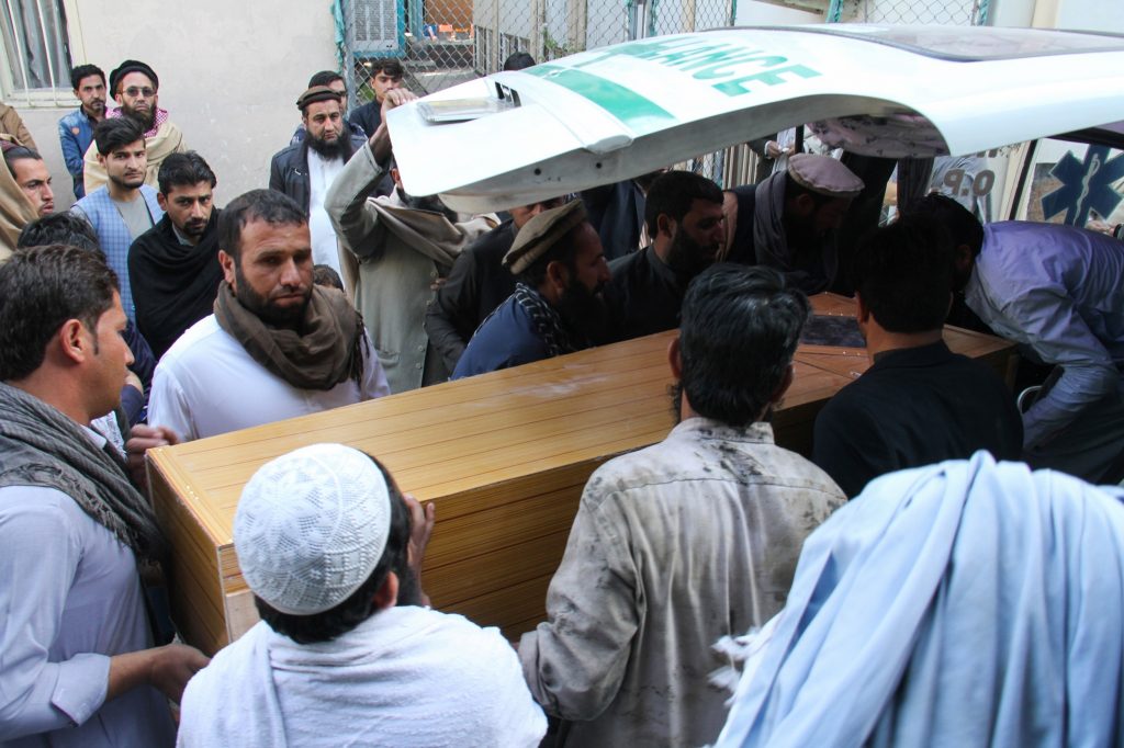 会葬者がある犠牲者のひつぎを運んでいる。この犠牲者は2019年12月4日ジャラーラーバードで、日本人の中村哲医師への攻撃で殺害されていた。（AFP通信）
