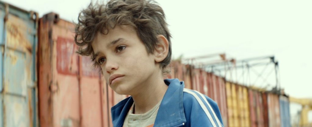 『Capernaum』はレバノンの極貧生活にある人々や移民たちの世界を赤裸々に描いている。この映画ではZain Al Rafeeaという名の若いシリア移民が主役を務め、必死で生きぬこうとするレバノン人の少年を演じている。(他社供給)
