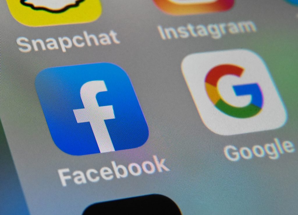 2019年10月1日にフランスのリールで、タブレットに表示されるモバイルアプリのフェイスブックとグーグルのロゴ。（ファイル写真/AFP通信）