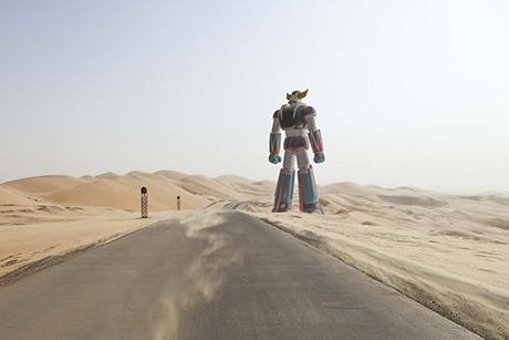 UAEの砂漠をじっと見つめるUFOロボットのグレンダイザー、マーク・ニンゲット作、ドバイモール内MB＆F M.A.D.ギャラリー。(info@madgallery.ae)