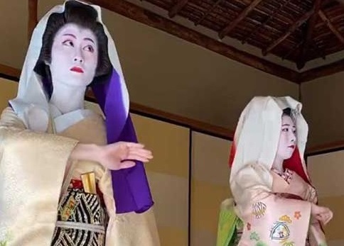 日本のダンサーは様々な形で踊る。たとえば、歌舞伎で演じられる踊りは日本舞踊と呼ばれる。（Instagram:@faz3）