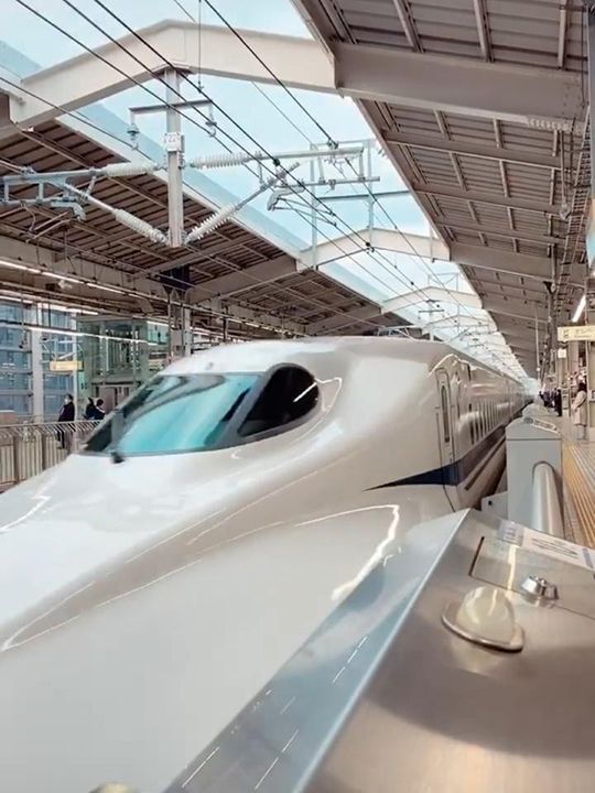 新幹線での移動を楽しむシェイク・ハムダン。 （Instagram:@faz3）