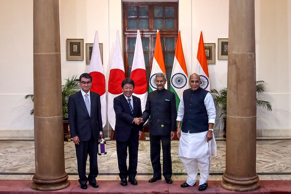 2019年11月30日ニューデリーでの日印二国間協議開始を前に握手をするインドのスブラマニヤム・ジャイシャンカル外相 (右から2人目) と日本の茂木敏充外相(左から2人目)、これを見守る日本の河野太郎防衛相 (左) とラージナート・シン国防相(右)。 (AFP)