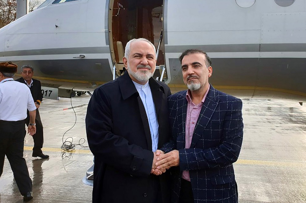 2019年12月7日のイランの外務大臣の公式ツィーター・アカウントで公開された写真で、モハンマド・ジャヴァード・ザリーフ外務大臣(左)とイラン人科学者のマサウド・ソレイマニ氏が場所は不明であるが飛行機のそばに立っている。(AFP/ファイル)