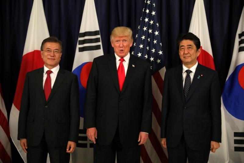 米国のドナルド・トランプ大統領、韓国の文在寅大統領（左）、そして日本の安倍晋三首相。（ロイター通信