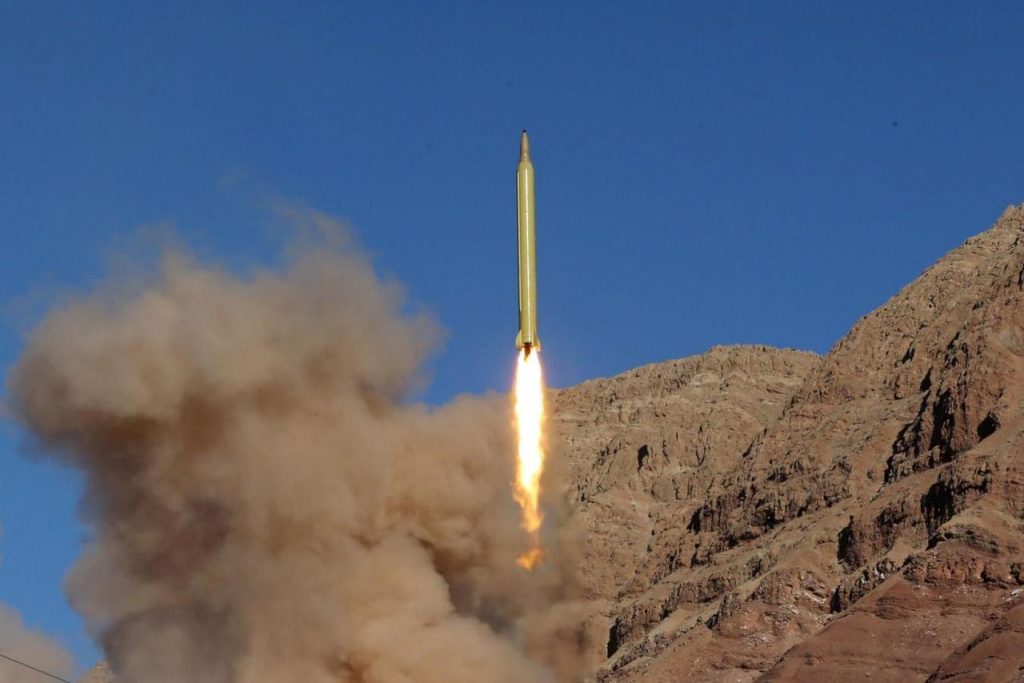 イランの非公表の場所で弾道ミサイルが発射されテストされている。 （ロイター）