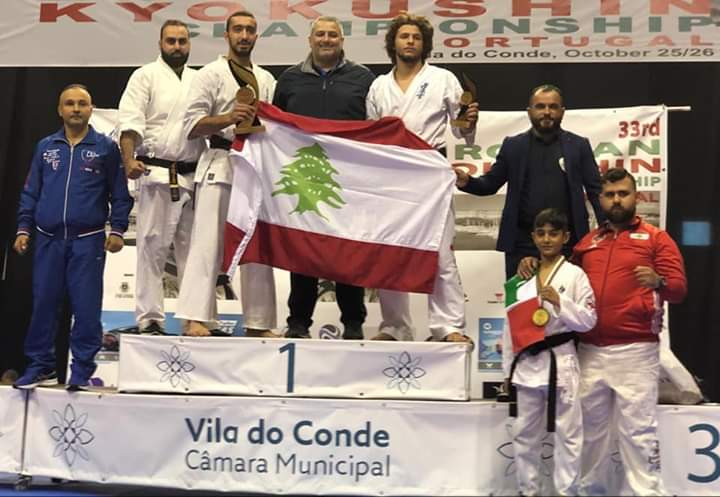 表彰台で金メダルを祝うマレック・アルジバウィ（左から3番目）