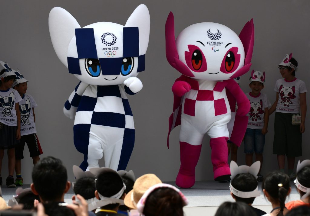 2018年7月22日、東京のお披露目イベントに登場した東京2020のマスコット「ミライトワ」(左) と「ソメイティ」。(AFP通信)