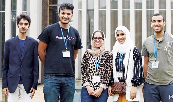 サウジの平和活動家、ナイフ・アル＝ハルビー氏、左から2番目、ケンブリッジ大学でのエマージング・ピースメイカー会場にて。アル＝ハルビー氏は、理念の実現を目指してソーシャルメディアでの人材採用に踏み切った。（画像/提供品）