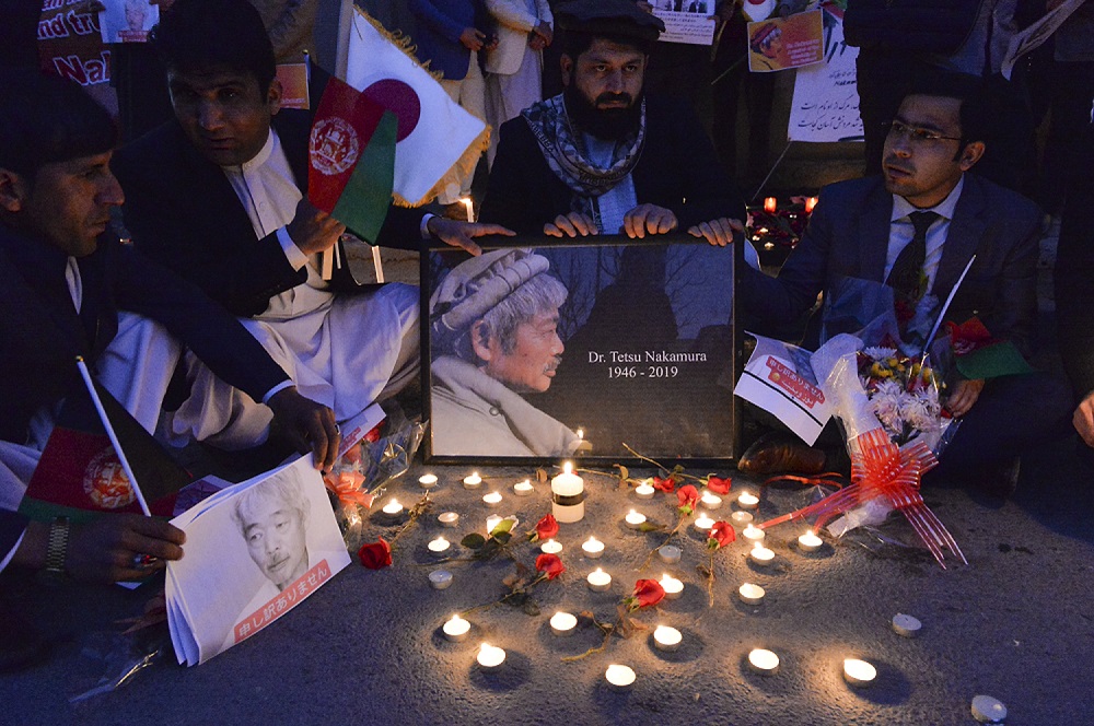 アフガニスタンの人々は、ジャラーラーバードで12月4日に銃撃で殺害された日本人医師中村哲氏のためのろうそくを灯した通夜を2019年12月5日に開いた。 (AFP)
