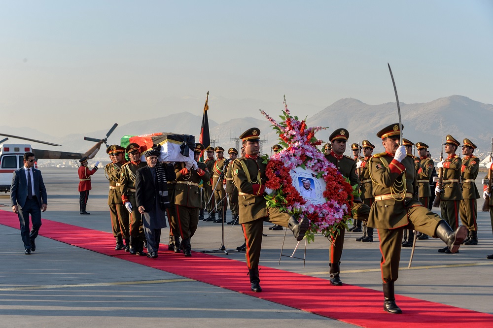 アシュラフ・ガーニアフガニスタン大統領(中央で棺を担いでいる)及びアフガニスタンの儀礼兵が日本の中村哲医師の棺を担いでいる。(AFP)