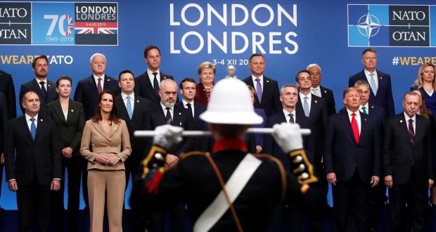 英国ウォトフォードで開催されたNATO首脳会議で、首脳らとイェンス・ストルテンベルグ事務局長が「家族写真」のためのポーズをとる。（ロイター通信）