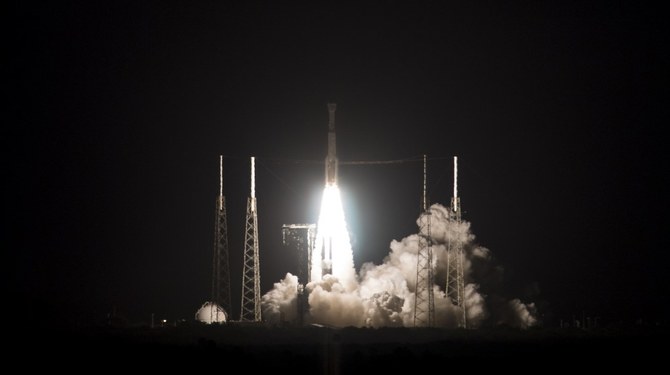 ボーイングのCST-100スターライナー宇宙船を搭載したユナイテッドローンチアライアンスアトラスVロケットが、フロリダのケープカナベラル空軍基地のスペースローンチコンプレックス41から打ち上げられる。2019年12月20日金曜日（AFP）