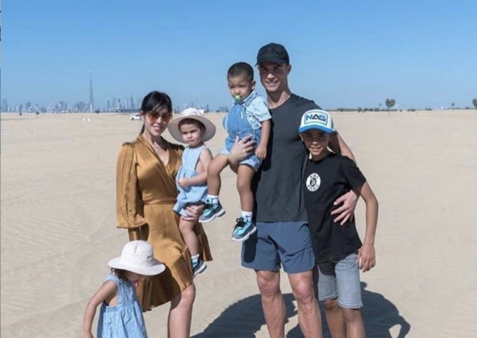ドバイのビーチで家族と一緒にポーズをとるクリスティアーノ・ロナウド（Dubai Media Office）