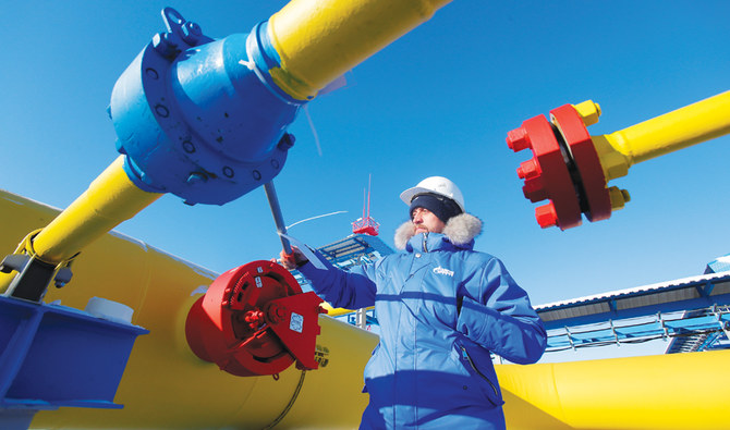 ロシア極東の町スボボードヌイの郊外で、ガスプロムの天然ガスパイプライン「シベリアの力」の圧縮ステーションのガスバルブを確認する従業員。（ロイター）