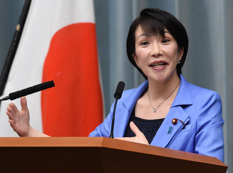 高市早苗総務相は、記者会見で「総務省の事務方トップにある事務次官の公務に対する信頼を失墜させる行為を行ったことがまことに残念だ。」と述べた。(AFP/file)