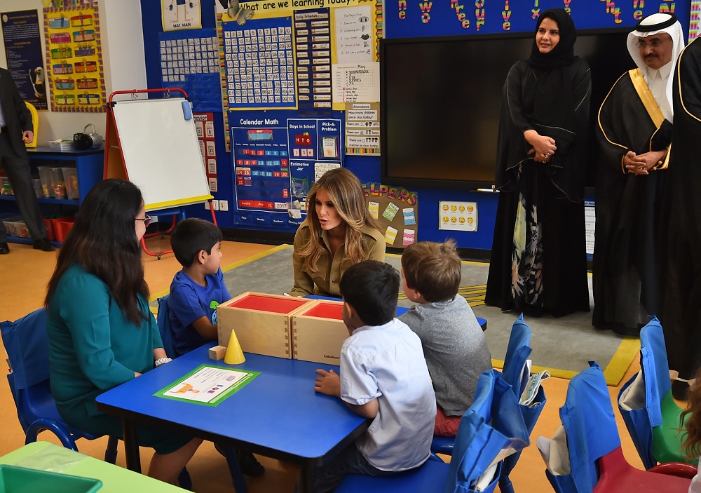 2017年5月21日、ミランダ・トランプ米大統領夫人がサウジアラビアの首都リヤドにある米国インターナショナルスクール訪問中に学生たちと言葉を交わす。 (AFP/ファイル)