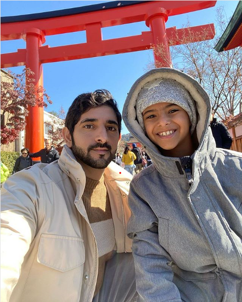 京都でセルフィーを撮るシェイク・ハムダン。（Instagram:@faz3）
