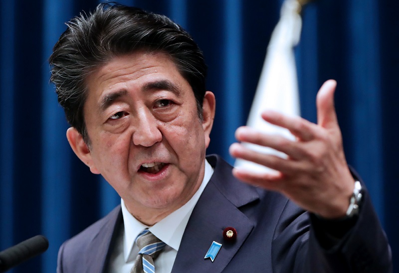 日本が公式に昔からの伝統的な名前表記法に変えると、Shinzo Abe首相は「ABE Shinzo」と記載されることになる。(AFP/ファイル)