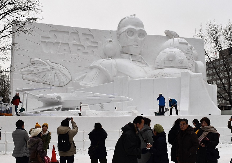 2019年2月4日、札幌で開催された8日間の札幌雪まつりの初日に、スター・ウォーズの雪像を観戦する人々。フェスティバルは来年1月31日に始まる予定です。(AFP/ファイル)