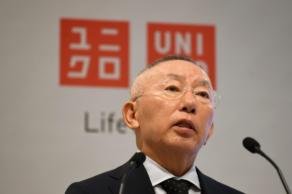 日本のソフトバンクグループ株式会社は、ユニクロの親会社であるファースト・リテーリングの創業者でCEOの柳井正氏が今月末をもって18年間務めた社外取締役を辞任する、と発表した。(AFP)