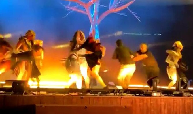 リヤドのステージ上で男が演奏者を刺した瞬間を捉えたSNS動画の画像。