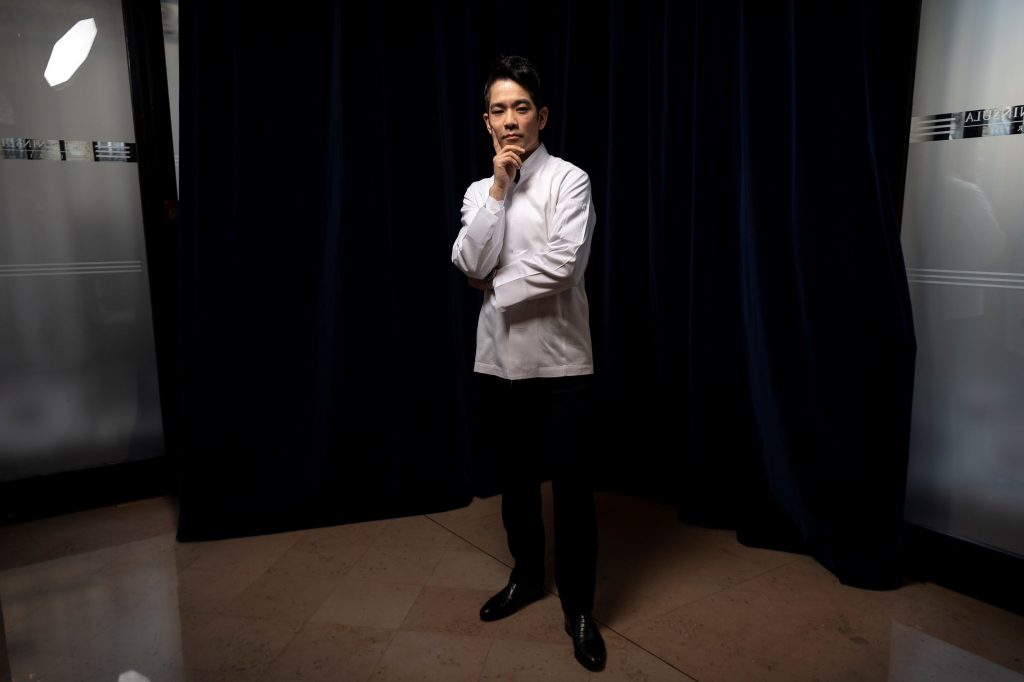 2019年12月2日、パリでのフォトセッションでポーズをとる日本人シェフの須賀洋介氏（AFP）