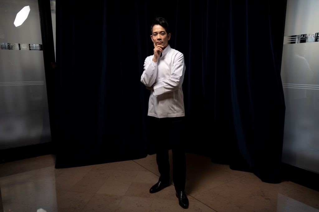 2019年12月2日、パリでのフォトセッションでポーズをとる日本人シェフの須賀洋介氏(AFP)