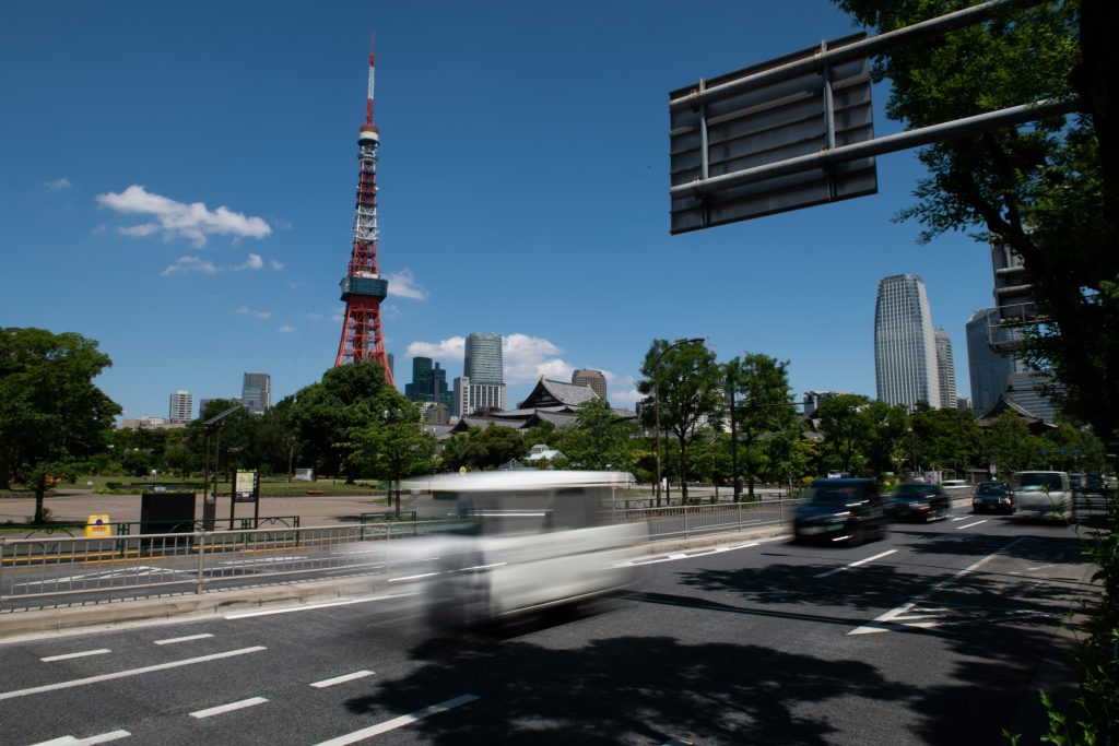 東京タワーと2020年東京オリンピックのマラソンイベントで使用予定のコースの一部が写った全景。東京、2018年6月1日。(AFP)